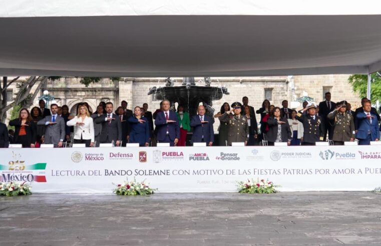 Coloca Pepe Chedraui Bando Solemne de las Fiestas Patrias 2025 en el Palacio Municipal