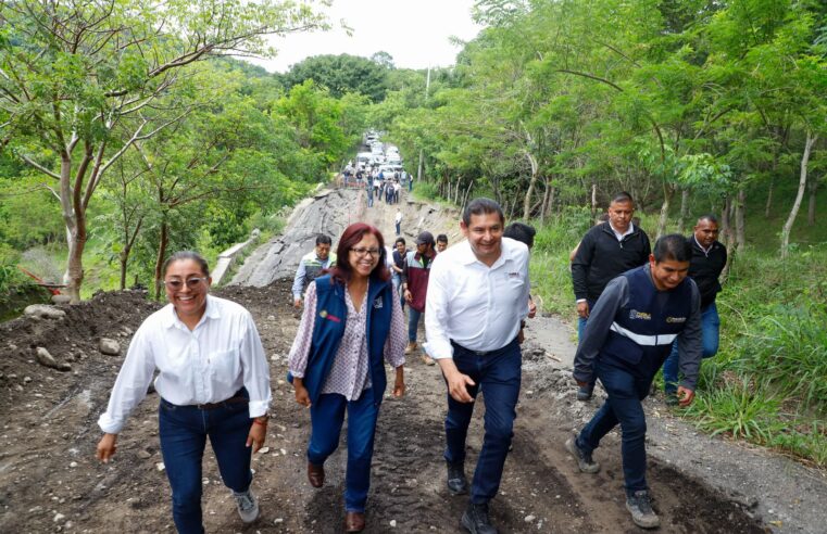 Gobierno federal y estatal encabezan reapertura de caminos y entrega de víveres en Pantepec
