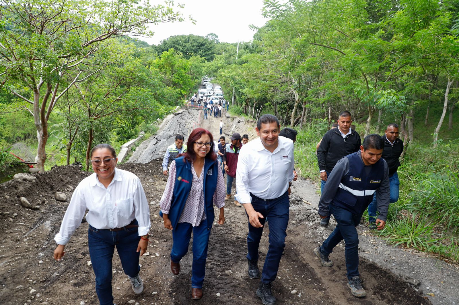 Gobierno federal y estatal encabezan reapertura de caminos y entrega de víveres en Pantepec