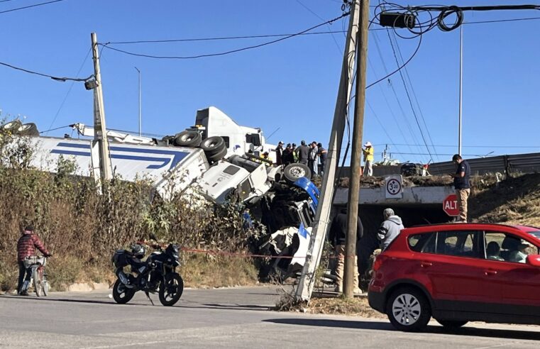 Tráiler cae a la altura del puente de Los Ángeles en Coronango; no se reportan víctimas