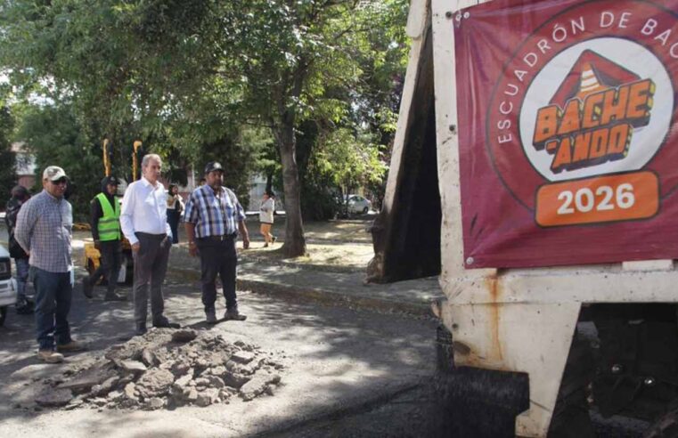 Supervisa Pepe Chedraui cuadrillas de Bacheando Puebla en El Carmen