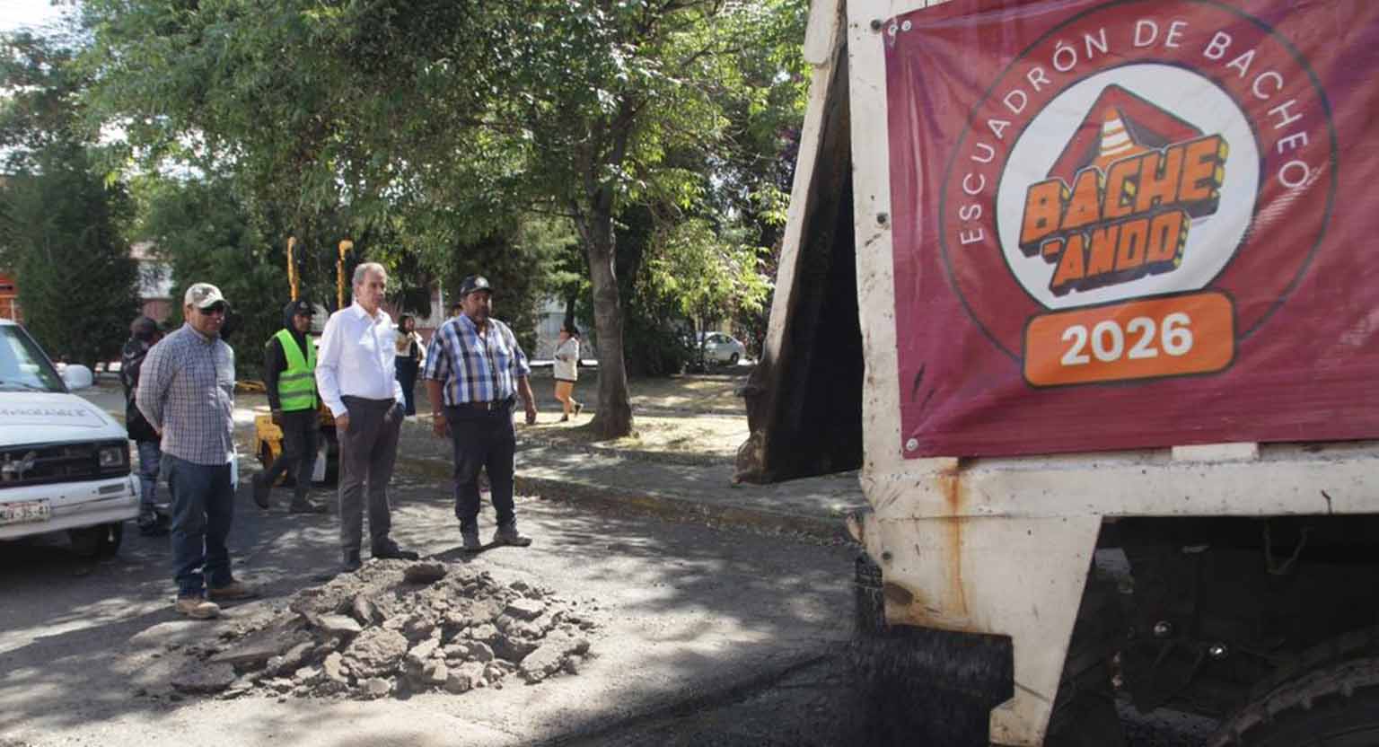 Supervisa Pepe Chedraui cuadrillas de Bacheando Puebla en El Carmen