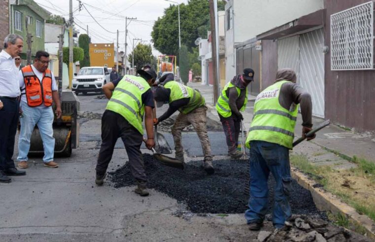 Supervisa Pepe Chedraui trabajos de bacheo en colonia Jardines de San Manuel