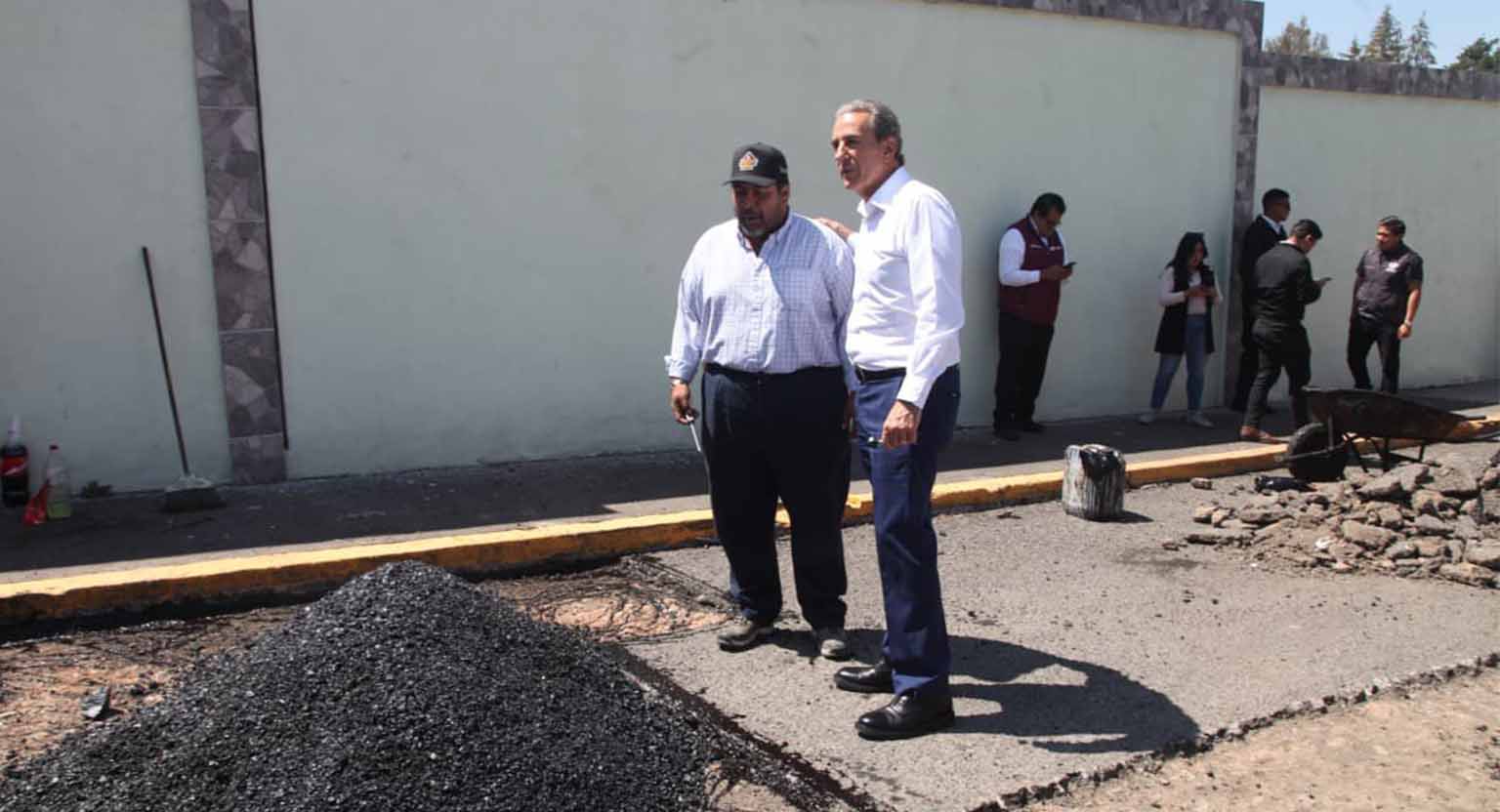 Continúa Pepe Chedraui supervisando trabajos de bacheo en colonia Ignacio Zaragoza