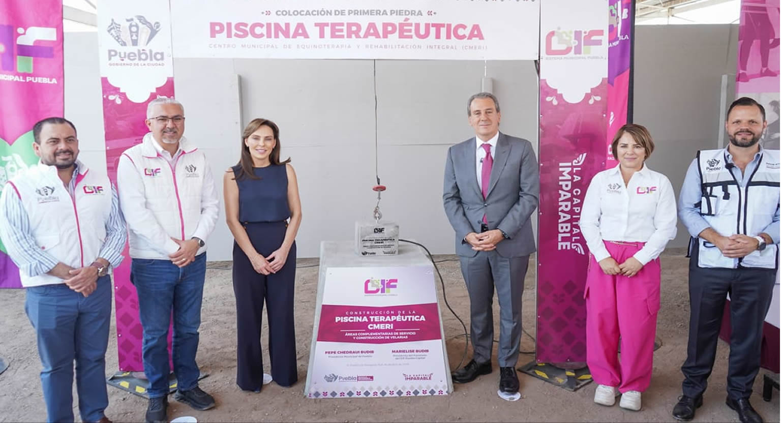 Pepe Chedraui y MariElise Budib colocan primera piedra de la piscina terapéutica del CMERI