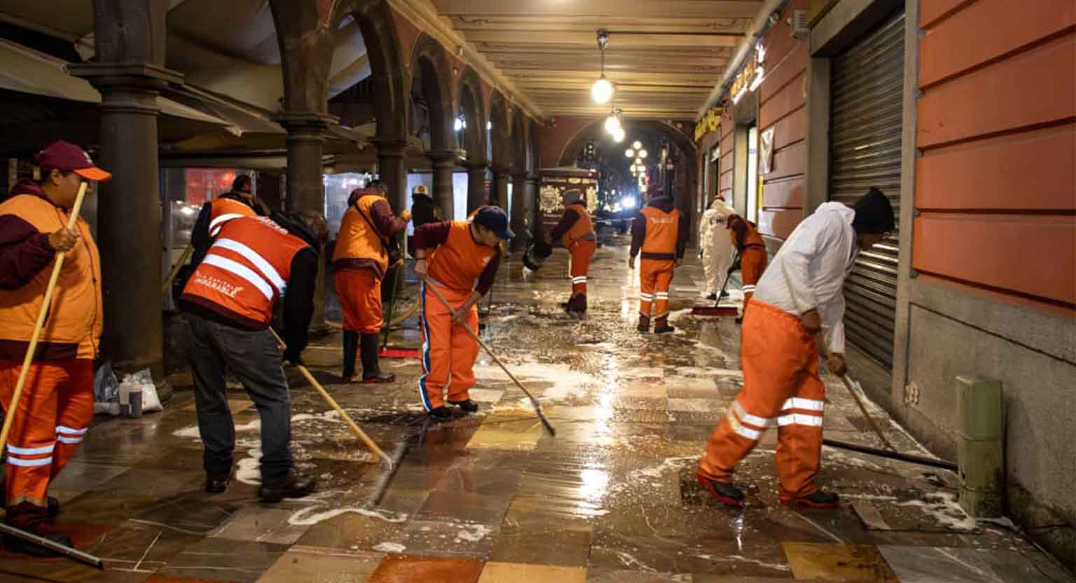 Realiza Gobierno de la Ciudad lavado de portales del Zócalo de Puebla
