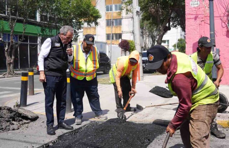 Supervisa Pepe Chedraui a cuadrillas de bacheo en la 17 Sur y 13 Poniente