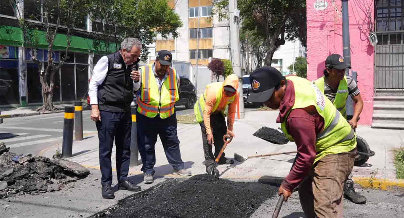 Supervisa Pepe Chedraui a cuadrillas de bacheo en la 17 Sur y 13 Poniente