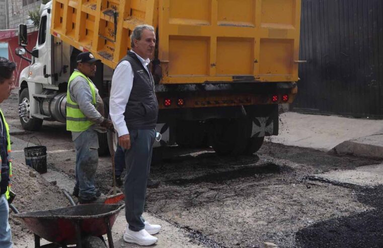 Supervisa Pepe Chedraui trabajos de bacheo en Bosques de Santa Anita
