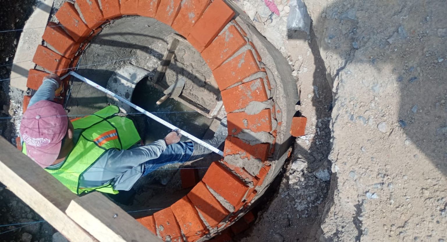 Para evitar inundaciones y colapsos en la red de drenaje, Agua de Puebla Sustituye la Infraestructura Sanitaria en la colonia SNTE