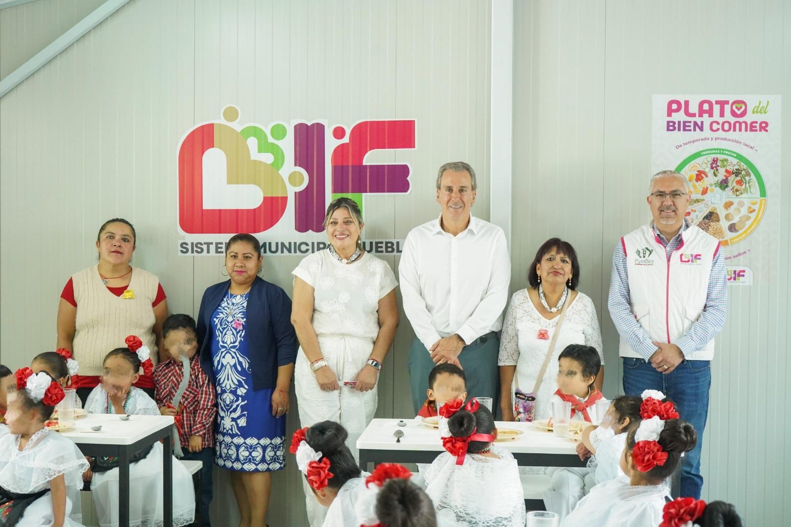 Visita Pepe Chedraui desayunador escolar en el Jardín de Niños «La Flor»