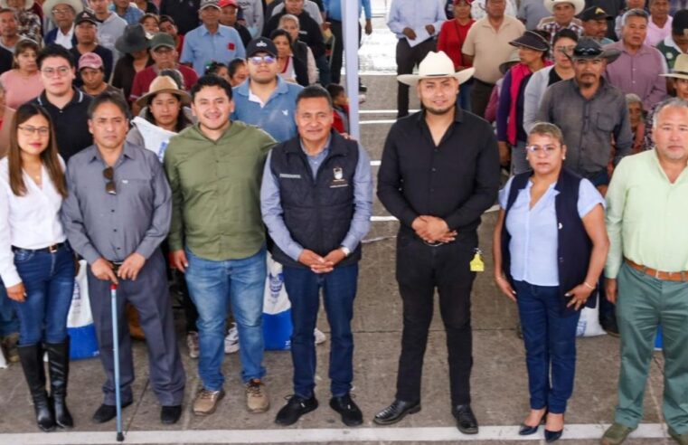 Con entrega de fertilizante, Armando Aguirre impulsa al campo de Coronango