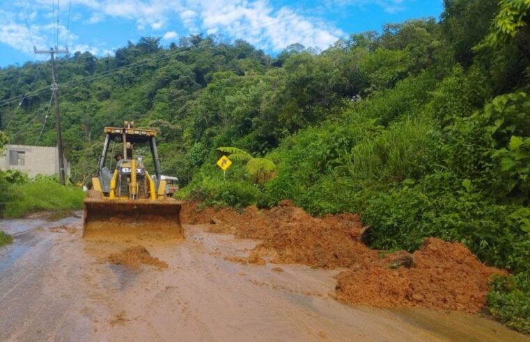 Con maquinaria y apoyos, Gobierno del Estado atiende de forma oportuna deslave en Eloxochitlán