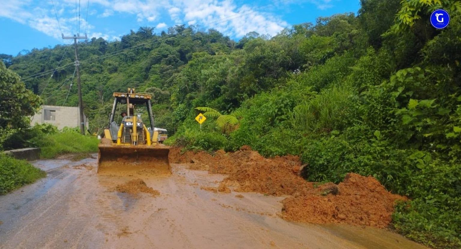 Con maquinaria y apoyos, Gobierno del Estado atiende de forma oportuna deslave en Eloxochitlán