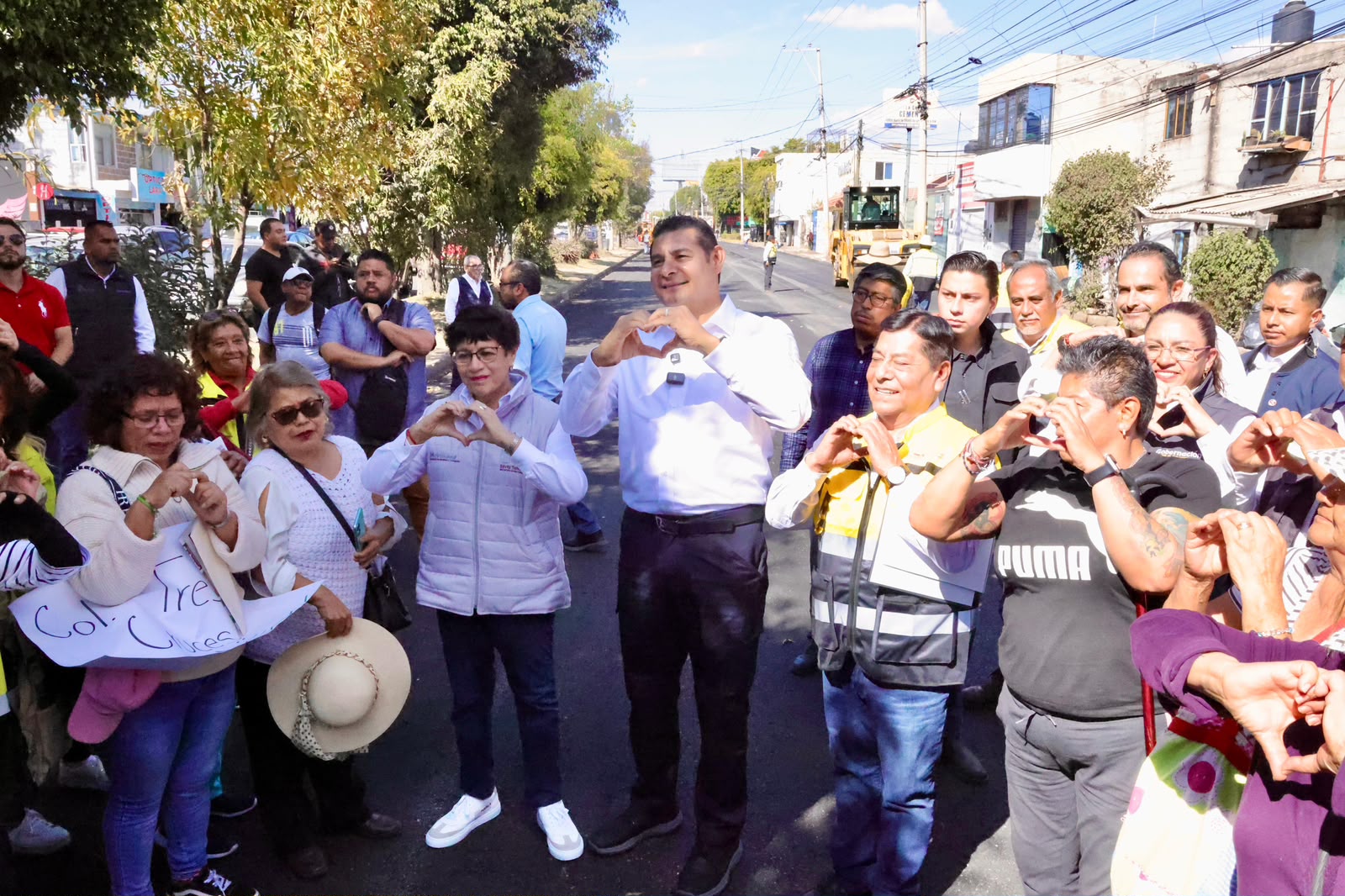 La presidenta Claudia Sheinbaum destaca estrategia de Alejandro Armenta para pavimentación con maquinaria propia