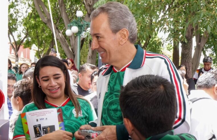 Pepe Chedraui se reúne con poblanas y poblanos en Megaintercambio de Estampas Mundialistas