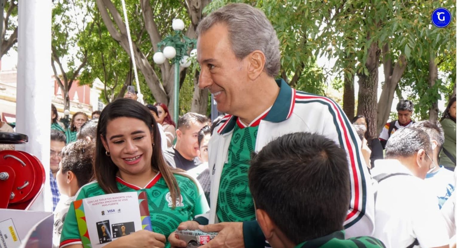 Pepe Chedraui se reúne con poblanas y poblanos en Megaintercambio de Estampas Mundialistas