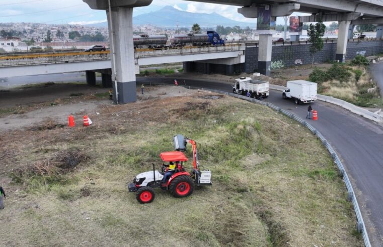 Transforma gobierno estatal accesos a Puebla con barrido mecánico y mantenimiento