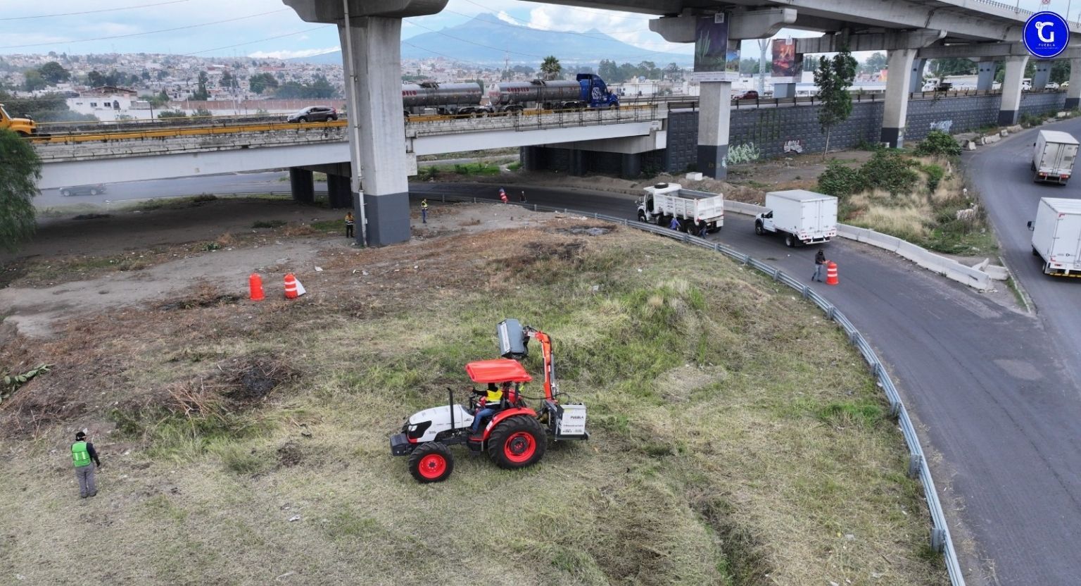 Transforma gobierno estatal accesos a Puebla con barrido mecánico y mantenimiento