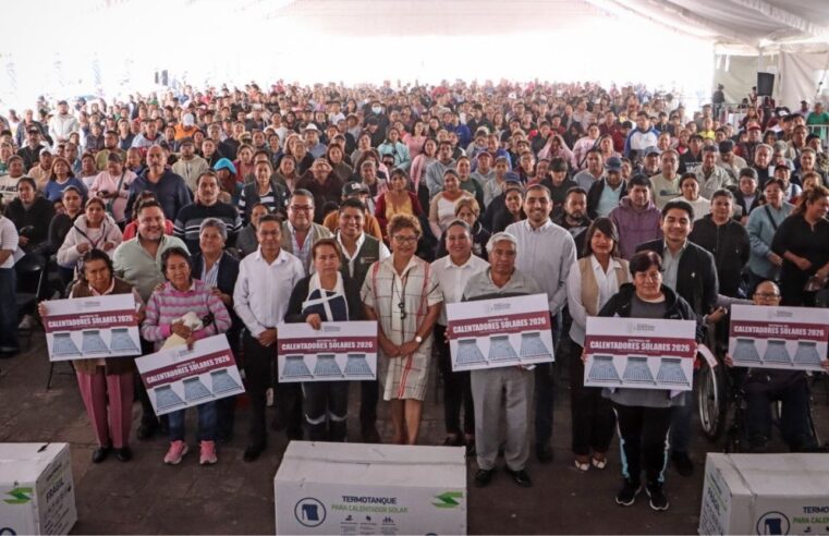 Omar Muñoz entrega 845 calentadores solares más a familias de Cuautlancingo