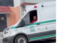 Chofer de ambulancia del IMSS provoca caos en Azcapotzalco; atropella a peatón y choca nueve autos