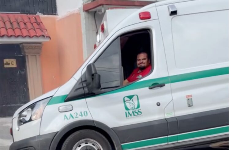 Chofer de ambulancia del IMSS provoca caos en Azcapotzalco; atropella a peatón y choca nueve autos