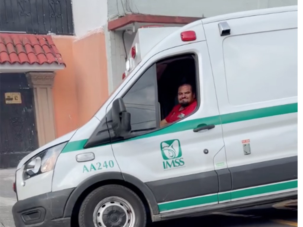 Chofer de ambulancia del IMSS provoca caos en Azcapotzalco; atropella a peatón y choca nueve autos