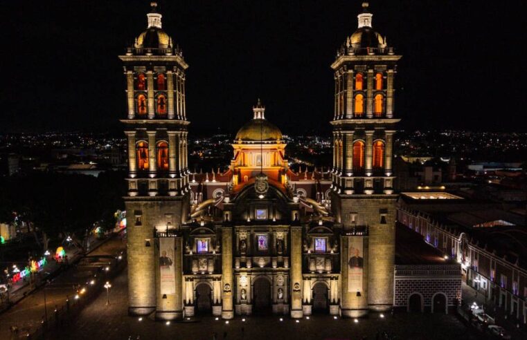 Inauguran Pepe Chedraui y Arquidiócesis de Puebla nueva iluminación de la Catedral