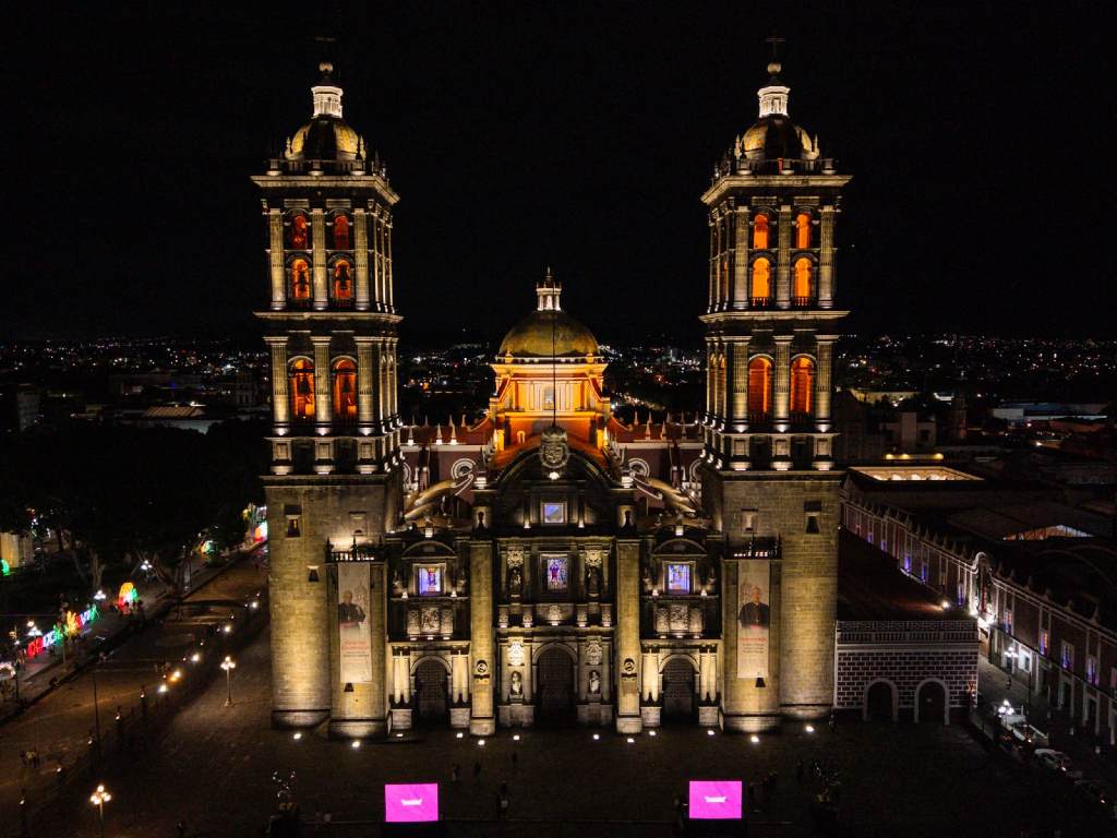 Inauguran Pepe Chedraui y Arquidiócesis de Puebla nueva iluminación de la Catedral