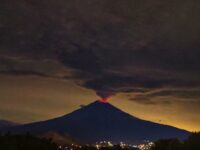 El Popocatépetl sorprende con intenso resplandor rojizo la noche de este martes