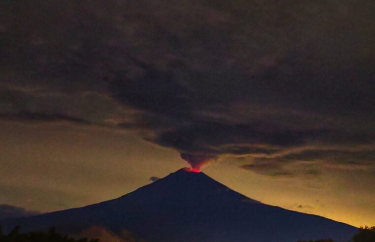 El Popocatépetl sorprende con intenso resplandor rojizo la noche de este martes