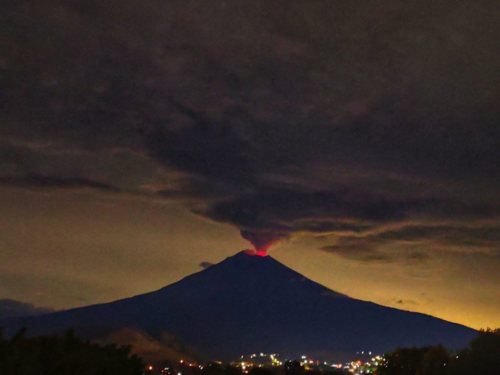 El Popocatépetl sorprende con intenso resplandor rojizo la noche de este martes