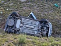 Vuelca en el Periférico Ecológico tras presunto corte de circulación; un hombre resulta lesionado
