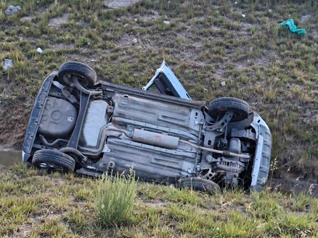 Vuelca en el Periférico Ecológico tras presunto corte de circulación; un hombre resulta lesionado