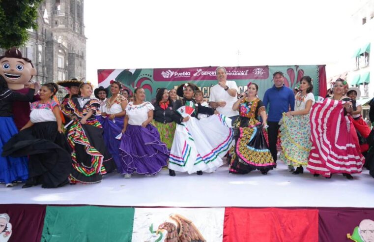 Realizan activación física con jornada alusiva a las fiestas patrias en Zócalo Capitalino