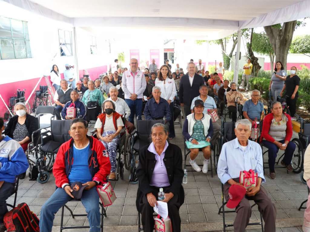 MariElise Budib entrega 60 aparatos funcionales y auditivos como parte de las acciones de inclusión del SMDIF