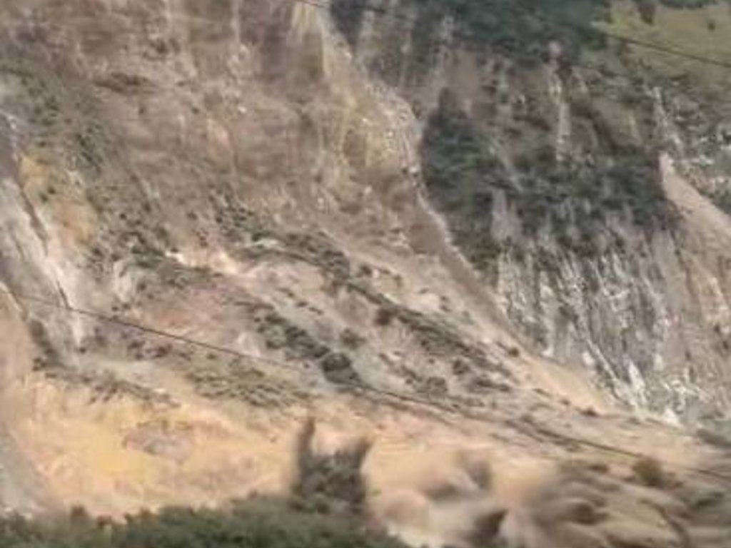 ¡La montaña se viene abajo! Enorme desprendimiento de tierra causa alarma en Nepal