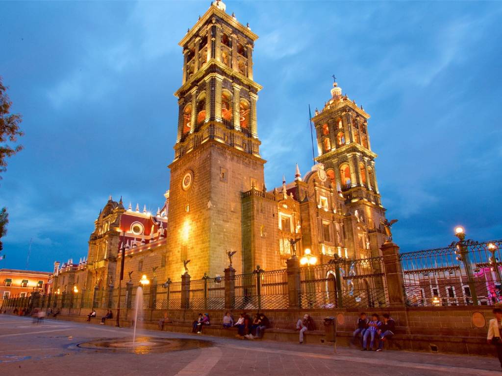Invita Gobierno de Pepe Chedraui al encendido de la iluminación arquitectónica de la Catedral de Puebla 