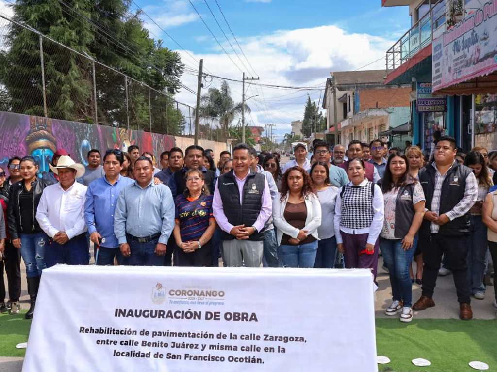 Entrega Armando Aguirre rehabilitación en calle Ignacio Zaragoza afectada por socavón