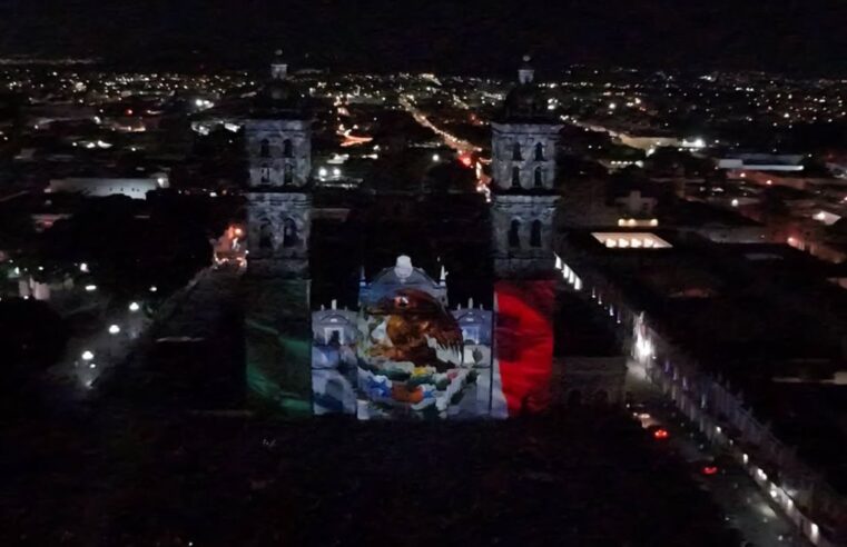 Poblanos disfrutan del videomapping monumental de Fiestas Patrias