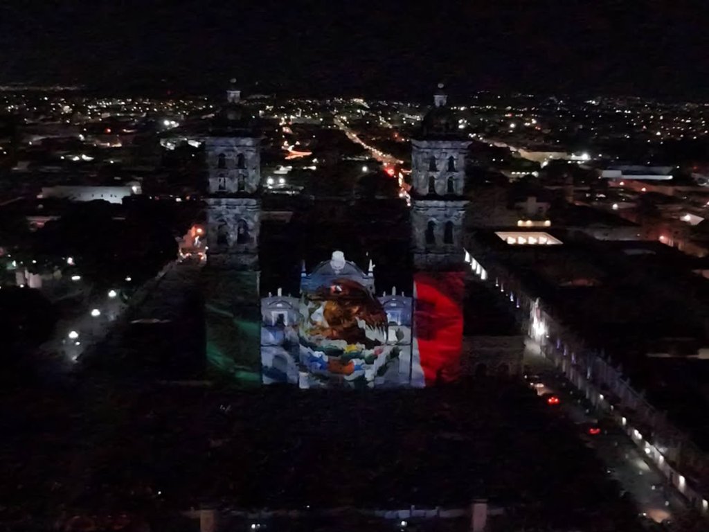 Poblanos disfrutan del videomapping monumental de Fiestas Patrias