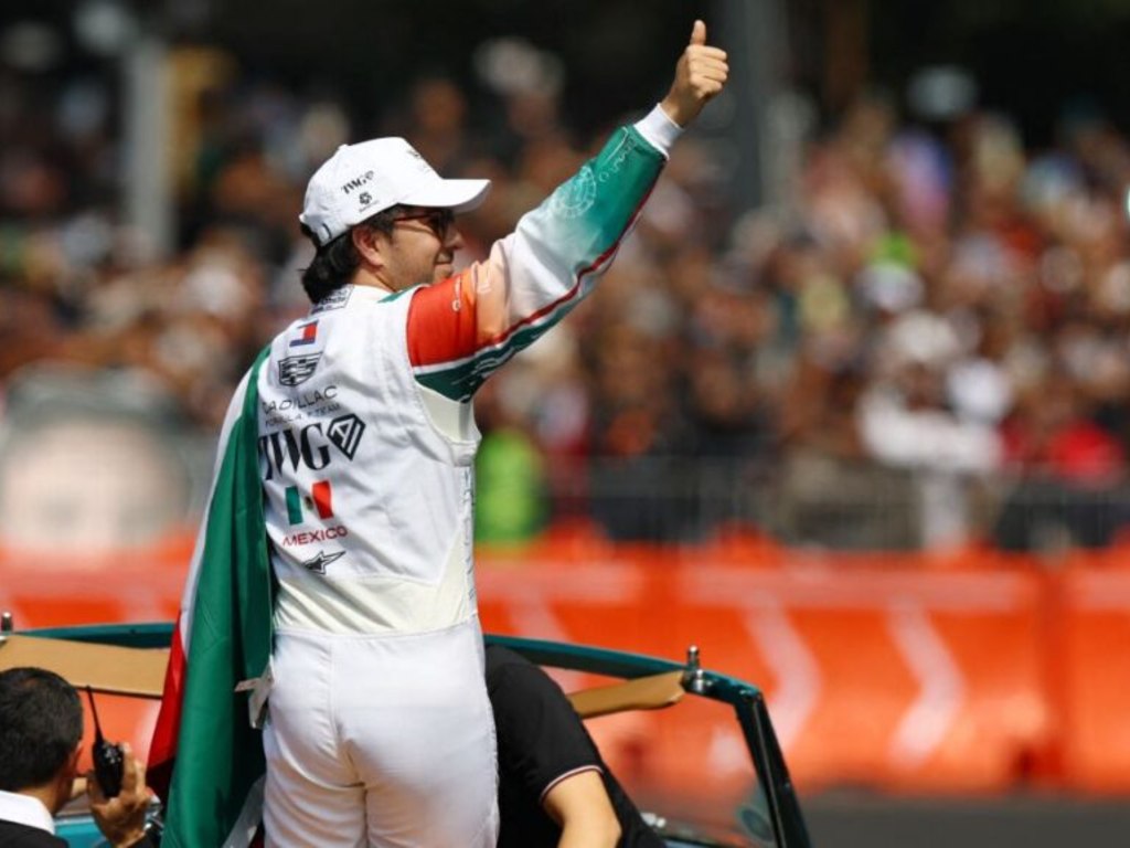 ¡Checo Pérez enloquece a México! Realiza espectaculares donas en Paseo de la Reforma y renueva con Cadillac