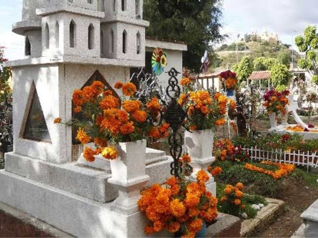 Gobierno de la Ciudad exhorta a prevenir golpes de calor durante las visitas a panteones en Día de Muertos