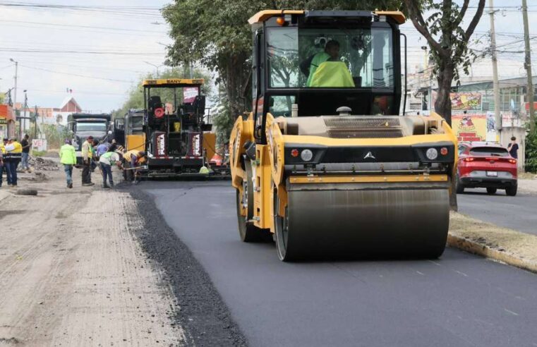 Puebla transforma 558 kilómetros de caminos con 13 trenes de pavimentación