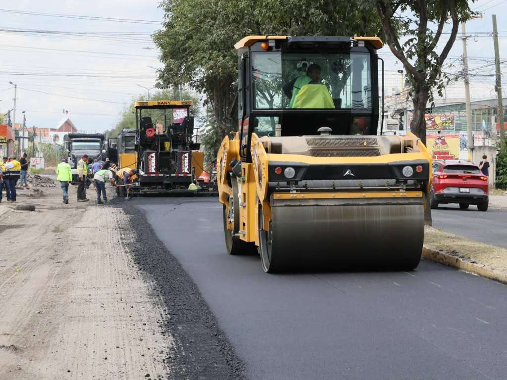 Puebla transforma 558 kilómetros de caminos con 13 trenes de pavimentación; PEMEX donará 10 mil toneladas de asfalto