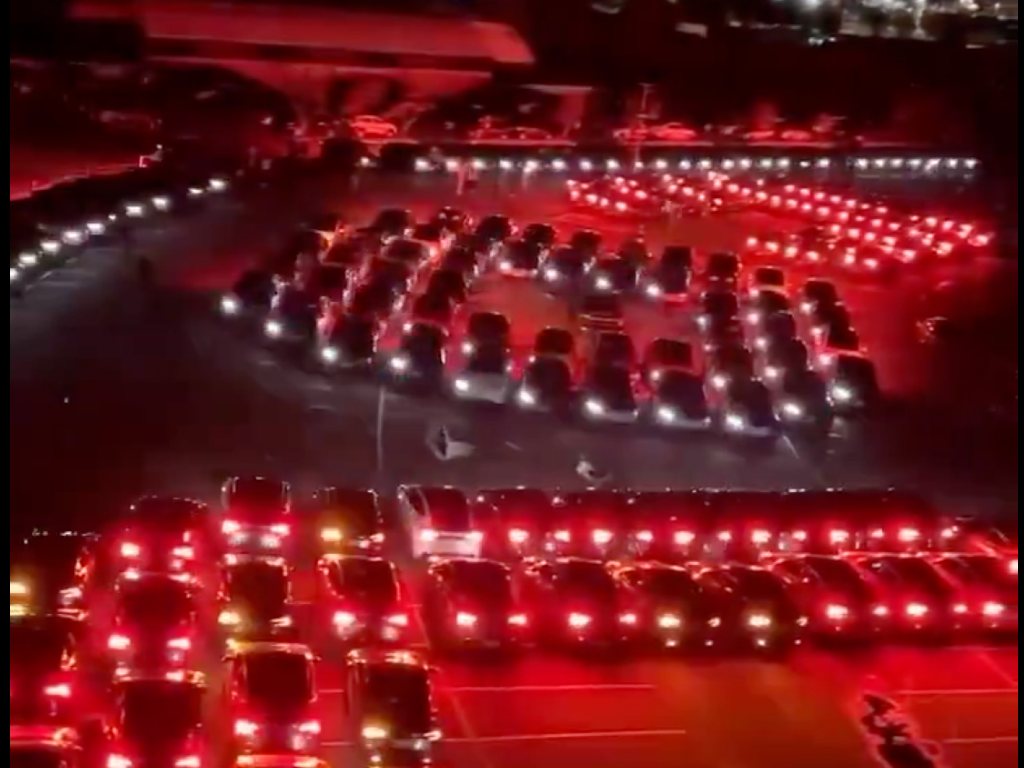 ¡Puebla hace historia! 170 Tesla sincronizan sus luces y rompen récord latinoamericano