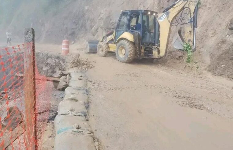 Advierten riesgo de derrumbes en la carretera Honey-Pahuatlán