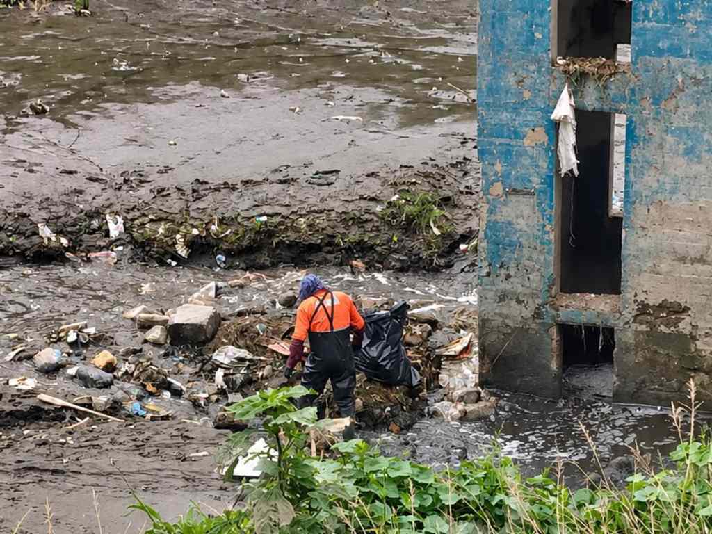 Gobierno de la Ciudad realiza labores de limpieza en Puente Negro y Santuario ante lluvias