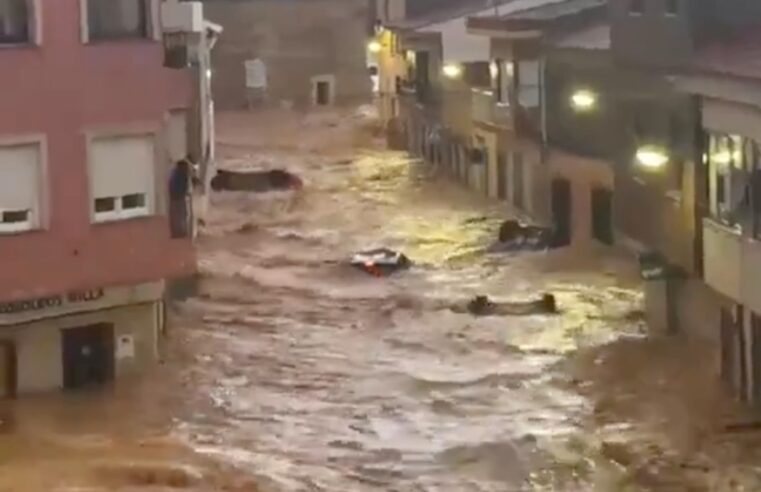 Fuerte lluvia inunda calles y arrastra vehículos en Madrigueras