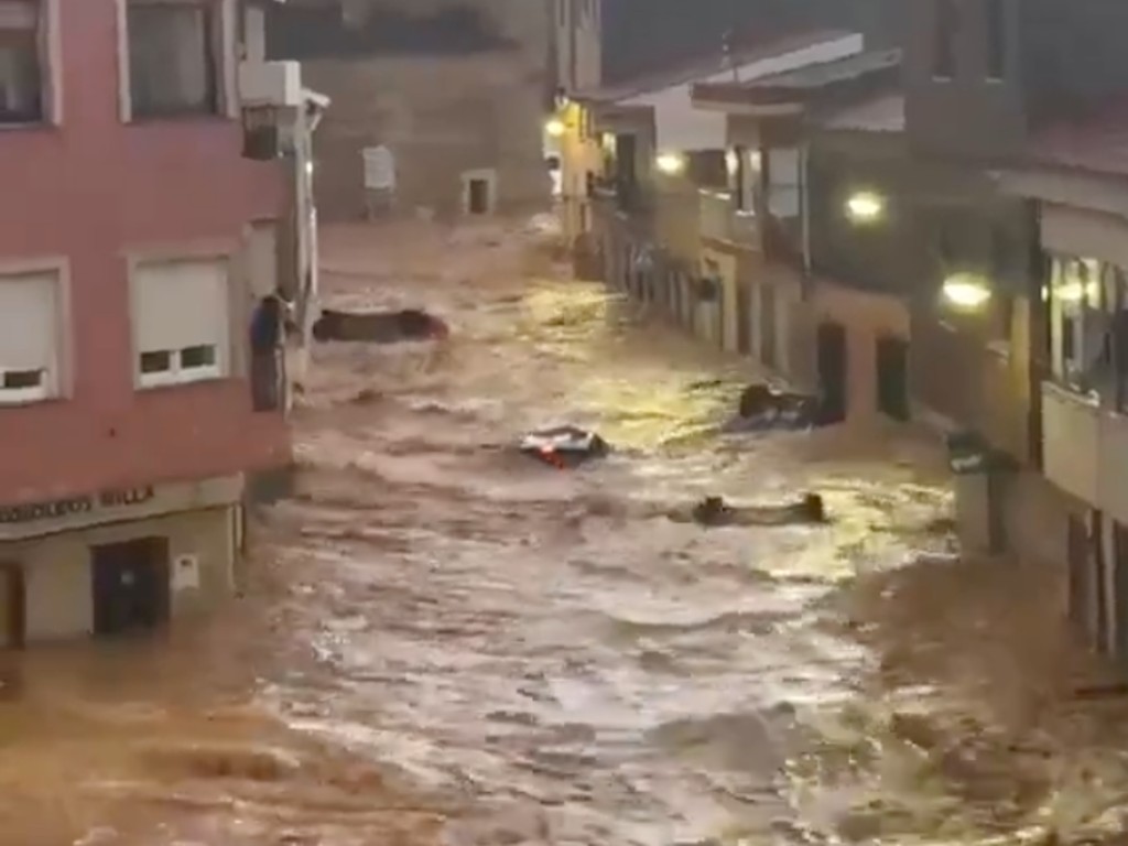 ¡Albacete bajo el agua! Fuerte lluvia inunda calles y arrastra vehículos en Madrigueras